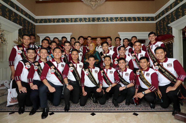 Anna Mariana Ajarkan Sejarah Tenun Songket kepada Finalis PPTSI 2019