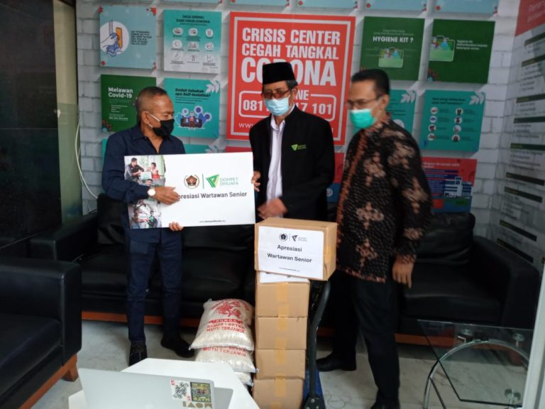 Dompet Dhuafa dan PWI Pusat Salurkan Bantuan