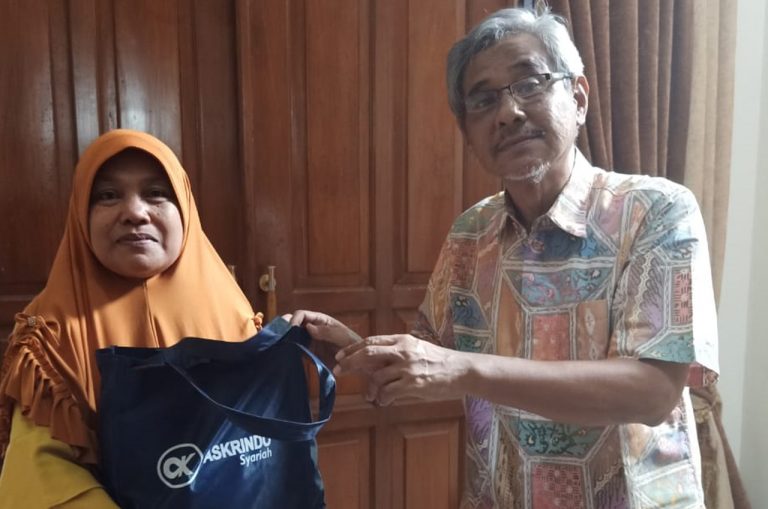 Askrindo Syariah Salurkan Bantuan Paket Sembako dan Uang Tunai Kepada Masyarakat