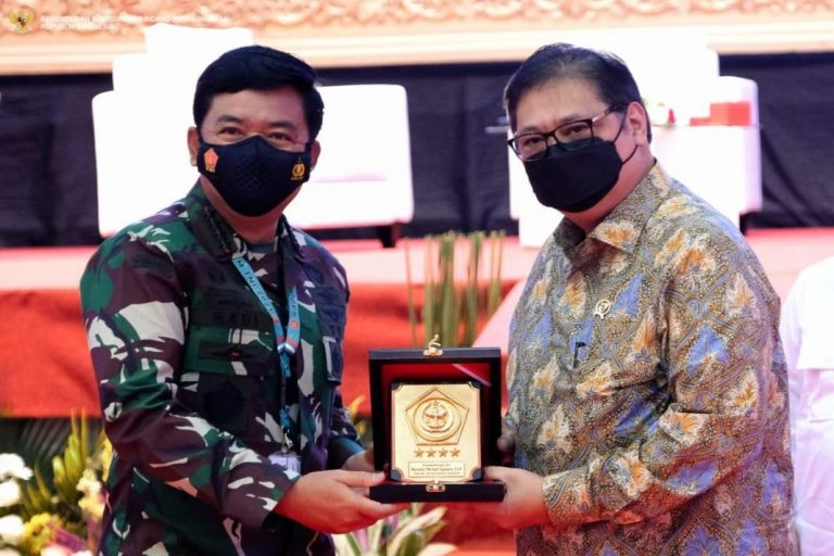 Airlangga Hartarto Apresiasi Dukungan TNI dalam Pelaksanaan PPKM Mikro