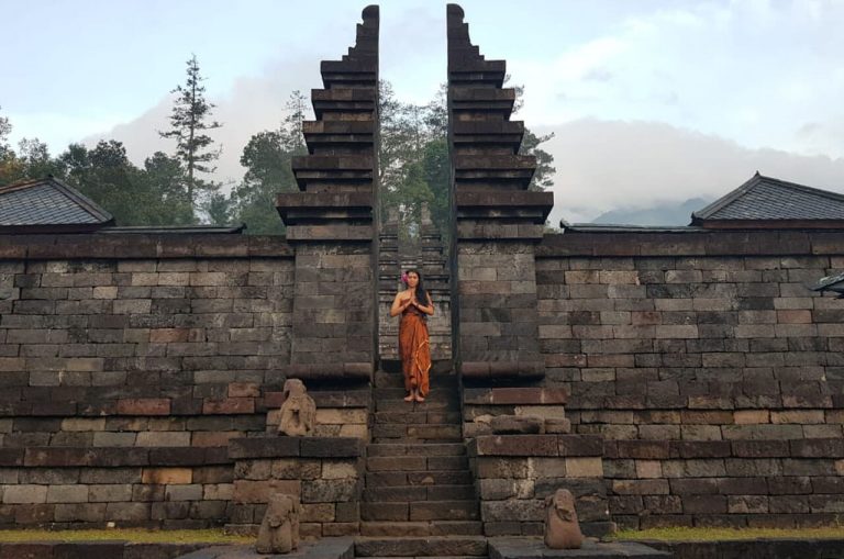 Adinda Safitri Melakoni Hidup dalam Alur Budaya Jawa