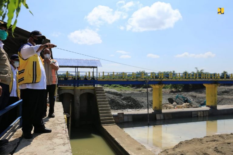 Menteri Basuki Tinjau Rehabilitasi Bendung Cikeusik untuk Tingkatkan Kesejahteraan Petani Kuningan Jawa Barat