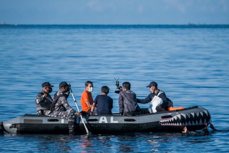 andiaga Uno “Bercengkrama” dengan Hiu Paus di Teluk Tomini
