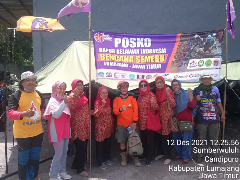 Dapur Relawan Indonesia Turut Berperan di Erupsi Semeru