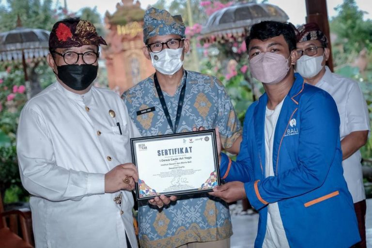 Menparekraf Serahkan Peduli Pengusaha Kepada Seniman Bali