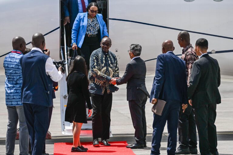 wakil presiden zimbabwe kembo mohadi (tengah) tiba di Bandara Internasional I Gusti Ngurah Rai, Badung, Bali, Sabtu (31/8/2024). Kembo Mohadi tiba untuk menghadiri High-Level Forum on Multi-Stakeholder Partnerships and Indonesia-Africa Forum II di Nusa Dua, Bali pada 1-3 September. ANTARA FOTO/Media Center IAF II-HLF MSP/Galih Pradipta/YU
