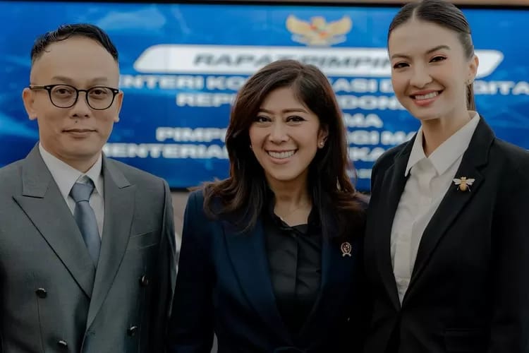 Artis Cantik Raline Shah Dampingi Meutya Hafid Di Komdigi