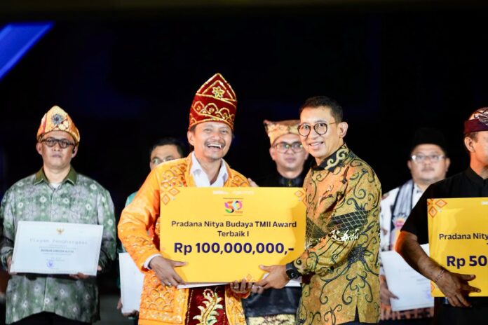 Menteri Kebudayaan Fadli Zon saat menyerahkan Anugerah Pradana Nitya Budaya di TMII. (DOK. Kementerian Kebudayaan)