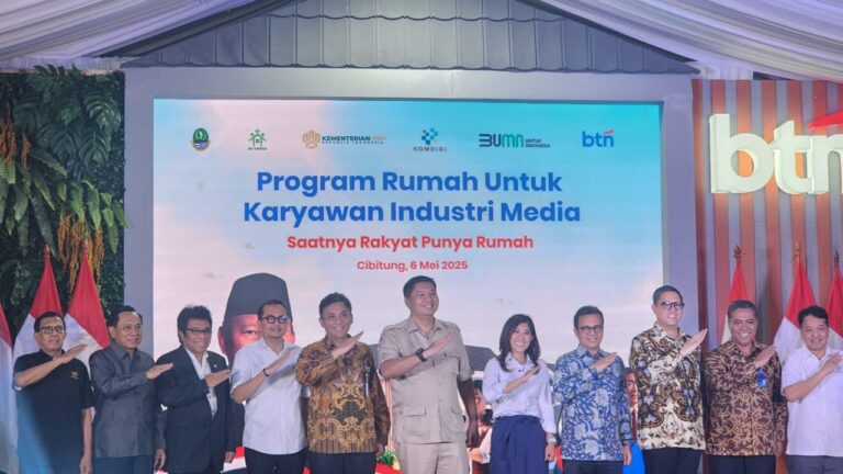 Menteri PKP Maruarar Sirait Serahkan Kunci Rumah Subsidi Bagi Wartawan