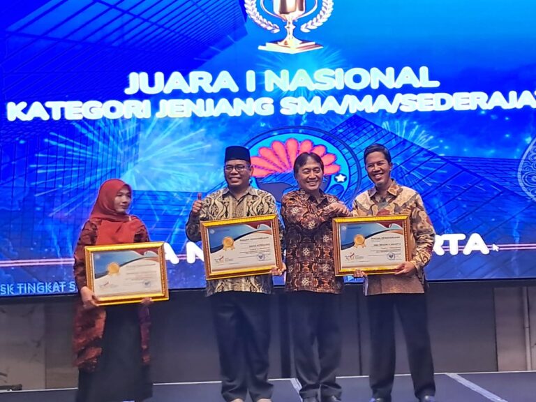 Kepala SMAN 9 Jakarta, Albaini Juhdi, S. Pd ( satu dari kanan)