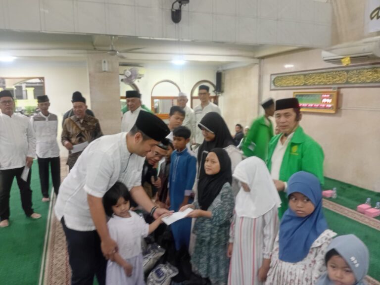 Andri Cahyono Wibowo Ditemani Putrinya Menyerahkan Bantuan Kepada Anak Yatim dan Dhuafa