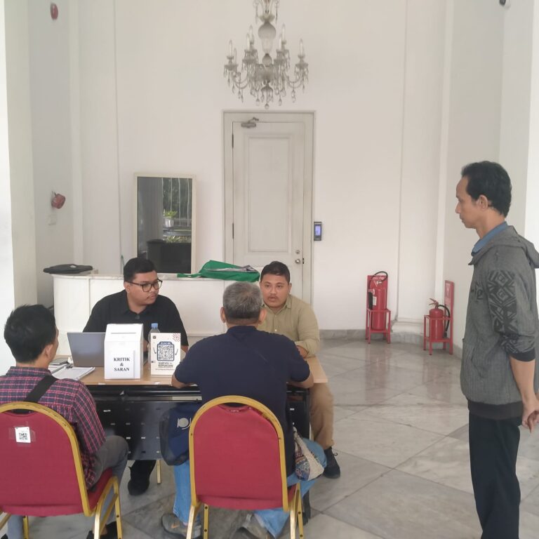 Keluarga Pensiunan PNS Pemprov DKI Jakarta Datangi Gubernur di Balai Kota.